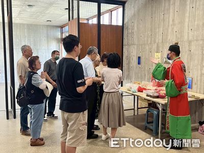 父親過世連骨灰甕放哪都不知 柯文哲昨終於到納骨塔祭拜父親