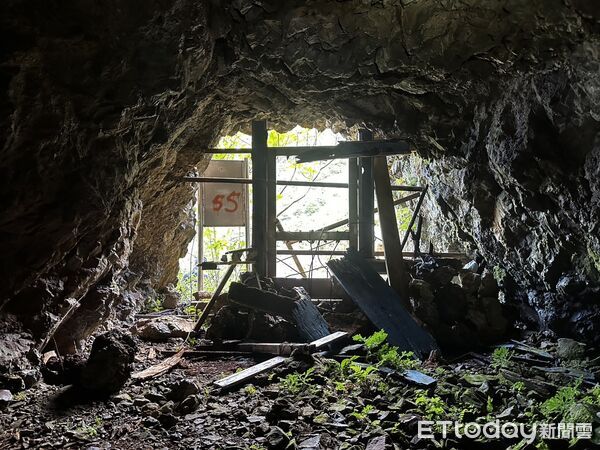 ▲男子陳屍於牛伏礦體下方的礦坑，身分與死因、進坑目的都還有待釐清。（圖／記者郭世賢翻攝）