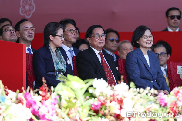 ▲朱立倫、蕭美琴、黃國昌、陳水扁、蔡英文等貴賓於雙十國慶大會觀禮。（圖／記者林敬旻攝）