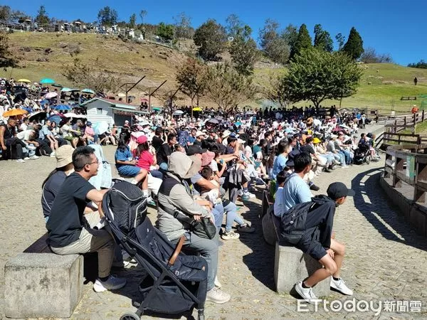▲國慶煙火今於南投登場，連假人潮也湧入清境農場草原。（圖／清境農場提供，下同）
