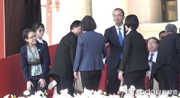 ▲▼前總統蔡英文與國民黨主席朱立倫在國慶大會交談             。（圖／記者許靖騏攝）