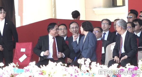 ▲▼前總統蔡英文與國民黨主席朱立倫在國慶大會交談             。（圖／記者許靖騏攝）