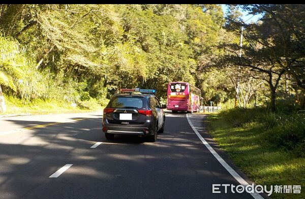 ▲▼    阿里山公路大貨車超越遊覽車不慎發生擦撞 幸無人傷亡         。（圖／記者翁伊森翻攝）