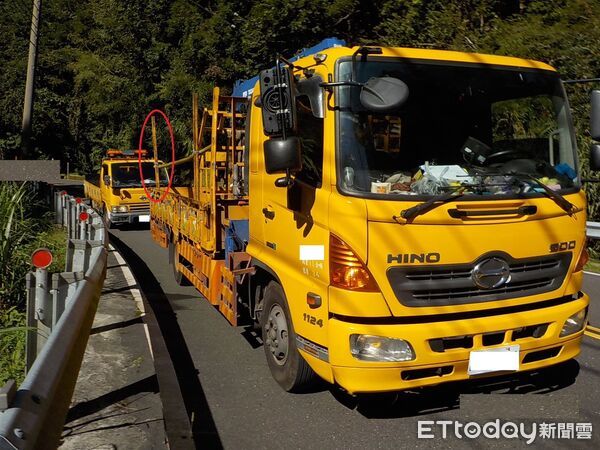 ▲▼    阿里山公路大貨車超越遊覽車不慎發生擦撞 幸無人傷亡         。（圖／記者翁伊森翻攝）