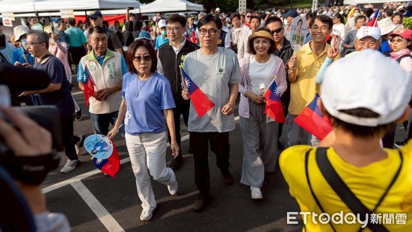 ▲議長康裕成也是一身輕便，帥氣跟民眾一起健走             。（圖／記者吳奕靖翻攝）