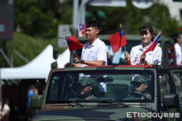 ▲雙十國慶大會，英雄車隊進場。（圖／記者林敬旻攝）