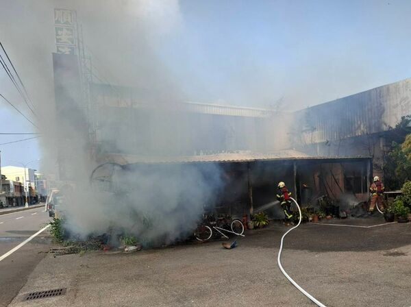 ▲彰化福興鄉香鋪倉庫起火。（圖／消防提供）