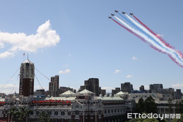 ▲▼114年國慶大會，空軍雷虎特技小組衝場。（圖／記者徐文彬攝）