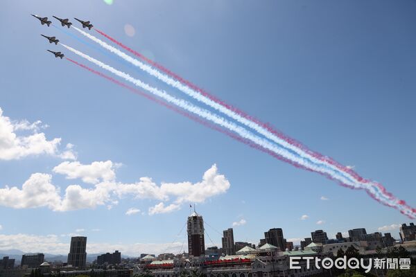 ▲▼114年國慶大會，空軍雷虎特技小組衝場。（圖／記者徐文彬攝）