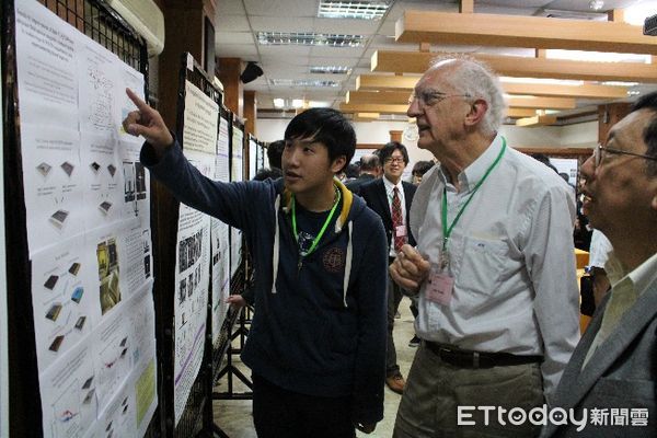 ▲▼今年諾貝爾物理獎得主之一的John Clarke，2012年到2017年之間，應台師大光電所邀請來台擔任講座教授，與台灣研究團隊深度合作。圖為講座教授演講具大師風範，研究生與其交流也如沐春風。（圖／台師大提供）