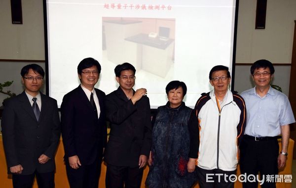 ▲▼台師大應用諾貝爾物理獎得主之一的John Clarke技術，開發出抽血檢測失智症技術，將諾獎得主的研究成果落地實現。圖為台師大光電所、台大物理系、台大醫院團隊發表學術研發成果。（圖／台師大提供）