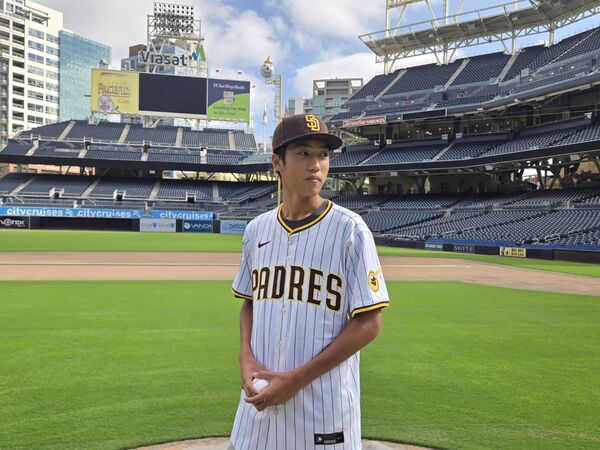 ▲蘇嵐鴻登上教士農場第15！　訪Petco Park還見偶像達比修有。（圖／展逸國際企業提供）