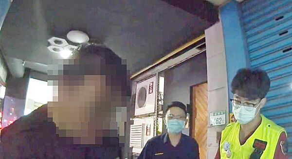 ▲桃園市黃姓男子昨晚騎車上班途中醉醺醺撞上公車，員警到場處理，黃男連站都站不穩。（圖／桃園警方提供）