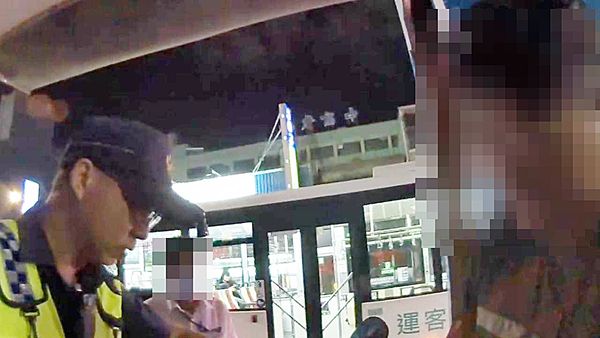 ▲桃園市黃姓男子昨晚騎車上班途中撞上公車，員警到場實施酒測。（圖／桃園警方提供）