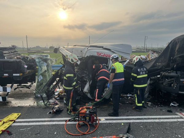 ▲彰化大城鄉152縣道發生追撞意外。（圖／民眾提供）