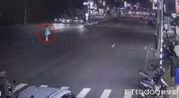 ▲年輕女子身著短洋裝在路中央跳舞，民眾目擊嚇壞報警。（圖／記者許宥孺翻攝）