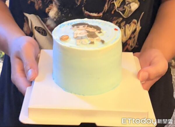 ▲蔡姓女子和朋友到駁二慶生，拍完照回來發現蛋糕整盤被端走。（圖／記者許宥孺翻攝）