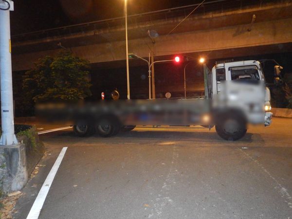 ▲彰化埔心鄉1名阿伯騎機車自撞電杆倒地再遭大貨車擦撞送醫。（圖／民眾提供）