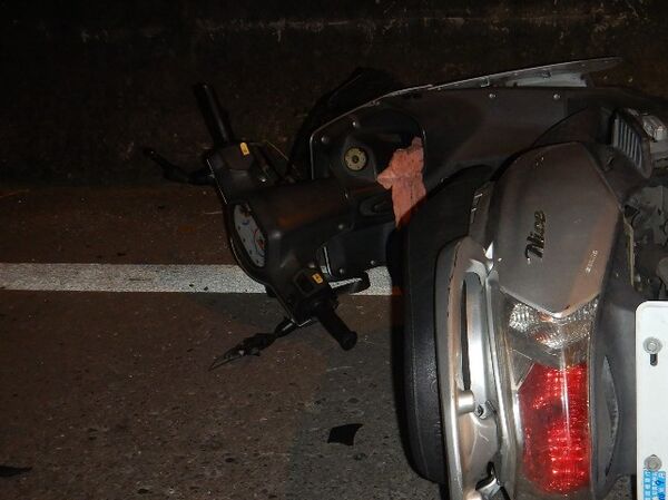 ▲彰化埔心鄉1名阿伯騎機車自撞電杆倒地再遭大貨車擦撞送醫。（圖／民眾提供）