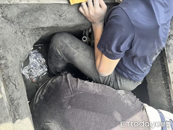 ▲▼       花蓮縣光復鄉男子腳遭卡水溝　消防即刻搶救協助脫困送醫      。（圖／記者王兆麟翻攝）