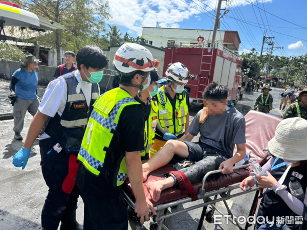 ▲▼       花蓮縣光復鄉男子腳遭卡水溝　消防即刻搶救協助脫困送醫      。（圖／記者王兆麟翻攝）