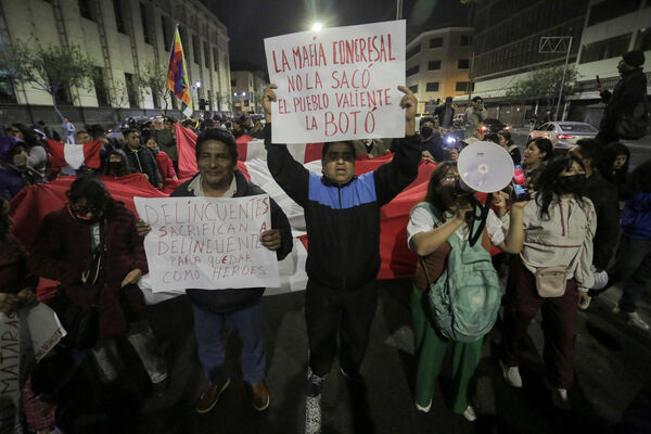 ▲▼秘魯國會9日通過彈劾案，正式免職總統博魯阿爾特（Dina Boluarte）。國會議長赫里（Jose Jeri）隨即宣布暫時接任總統職務。秘魯示威，秘魯抗議。（圖／路透）