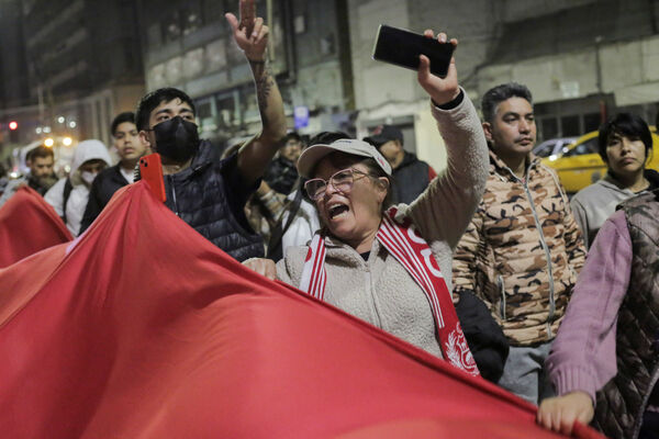 ▲▼秘魯國會9日通過彈劾案，正式免職總統博魯阿爾特（Dina Boluarte）。國會議長赫里（Jose Jeri）隨即宣布暫時接任總統職務。秘魯示威，秘魯抗議。（圖／路透）