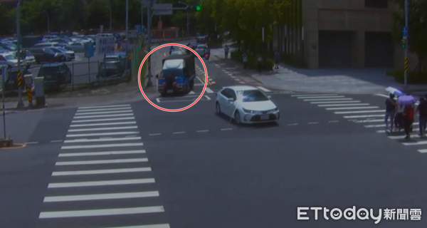 ▲▼新北男貼貨車車頭，警方要開罰了。（圖／記者陸運陞翻攝）