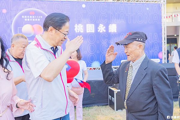 ▲桃園市國慶升旗典禮上，市府邀請前黑貓中隊教官蔡勝雄領唱國歌，市長張善政還向老兵敬禮致謝。（圖／翻攝自市長張善政臉書）