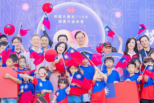 ▲桃園市國慶升旗典禮上，市長張善政伉儷與大批市民扶老攜幼參與。（圖／市府新聞處提供）