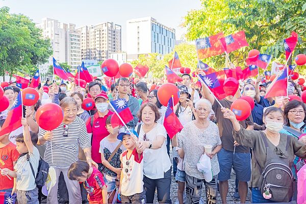 ▲桃園市國慶升旗典禮上，大批市民扶老攜幼參與，共同祝福中華民國生日快樂。（圖／市府新聞處提供）