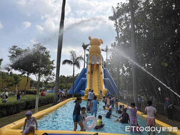 ▲台南山上花園水道博物館舉辦《夏浪祭》館慶活動，百米滑水道開放體驗吸引滿滿人潮。（記者林東良翻攝，下同）