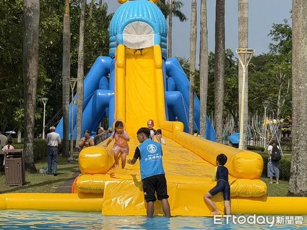 ▲台南山上花園水道博物館舉辦《夏浪祭》館慶活動，百米滑水道開放體驗吸引滿滿人潮。（記者林東良翻攝，下同）