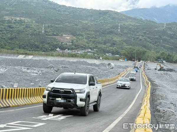 ▲▼馬太鞍溪橋涵管便道今下午通車。（圖／公路局提供）