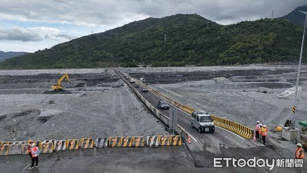 ▲▼馬太鞍溪橋涵管便道今下午通車。（圖／公路局提供）