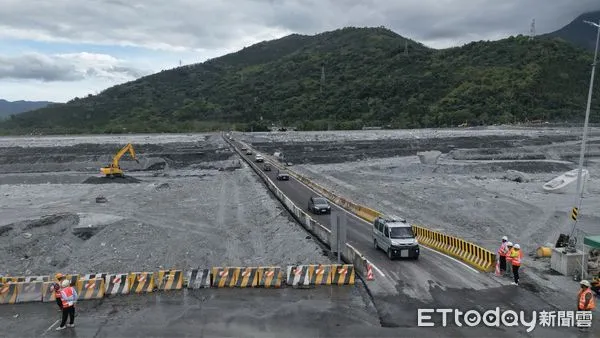 ▲▼馬太鞍溪橋涵管便道今下午通車。（圖／公路局提供）