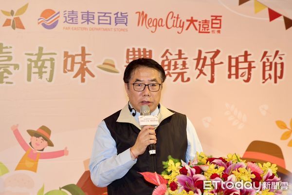 ▲台南市長黃偉哲率團北上板橋大遠百，舉辦「秋收台南味」快閃展售活動，現場湧入人潮。（記者林東良翻攝，下同）