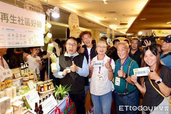 ▲台南市長黃偉哲率團北上板橋大遠百，舉辦「秋收台南味」快閃展售活動，現場湧入人潮。（記者林東良翻攝，下同）