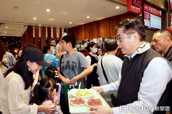 ▲台南市長黃偉哲率團北上板橋大遠百，舉辦「秋收台南味」快閃展售活動，現場湧入人潮。（記者林東良翻攝，下同）