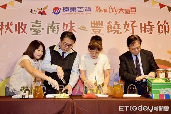 ▲台南市長黃偉哲率團北上板橋大遠百，舉辦「秋收台南味」快閃展售活動，現場湧入人潮。（記者林東良翻攝，下同）