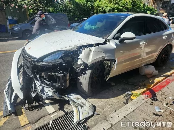 ▲▼北市臥龍街保時捷疑似閃狗釀車禍。（圖／記者邱中岳翻攝）