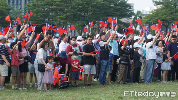 ▲永福國小自閉症巡迴班「星星幫」孩子與肯納青年於市府升旗典禮後自主健行運動，延續近20年的國慶傳統。（記者林東良翻攝，下同）