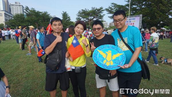 ▲永福國小自閉症巡迴班「星星幫」孩子與肯納青年於市府升旗典禮後自主健行運動，延續近20年的國慶傳統。（記者林東良翻攝，下同）