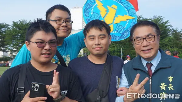 ▲永福國小自閉症巡迴班「星星幫」孩子與肯納青年於市府升旗典禮後自主健行運動，延續近20年的國慶傳統。（記者林東良翻攝，下同）