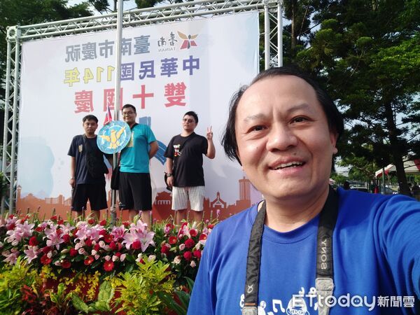 ▲永福國小自閉症巡迴班「星星幫」孩子與肯納青年於市府升旗典禮後自主健行運動，延續近20年的國慶傳統。（記者林東良翻攝，下同）