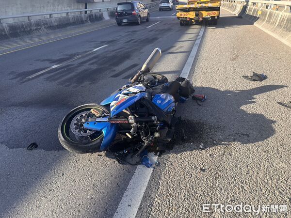 ▲▼   台64線重機自撞護欄！騎士高架橋墜落雙腿骨折　命危送醫          。（圖／記者陸運陞翻攝）