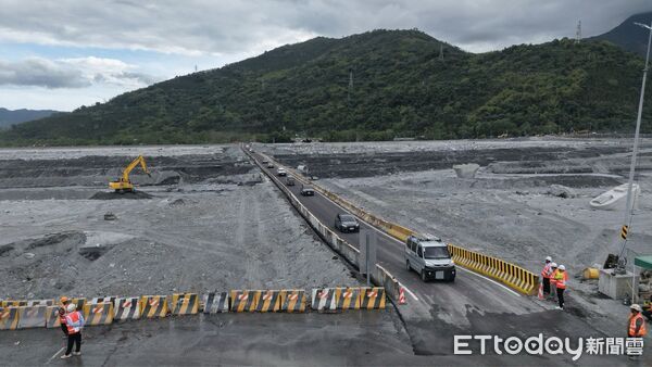 ▲▼馬太鞍溪便橋第一階段涵管便道，10月10日下午3點正式開放通車。（圖／公路局提供，下同）