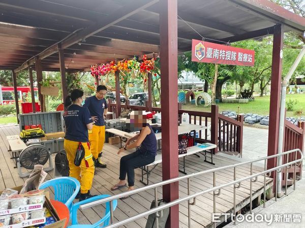 ▲台南市特搜隊抵達花蓮災區後立即展開搜救任務，遠從台中投入救災的堆高機志工因腳跟磨破起水泡，由台南特搜醫療組協助清創包紮，場面溫暖。（圖／記者林東良翻攝，下同）