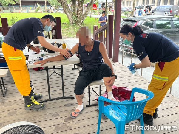 ▲台南市特搜隊抵達花蓮災區後立即展開搜救任務，遠從台中投入救災的堆高機志工因腳跟磨破起水泡，由台南特搜醫療組協助清創包紮，場面溫暖。（圖／記者林東良翻攝，下同）