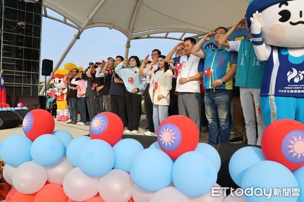▲民眾揮國旗、拍照打卡，現場氣氛喜氣洋洋。（圖／記者游瓊華翻攝）